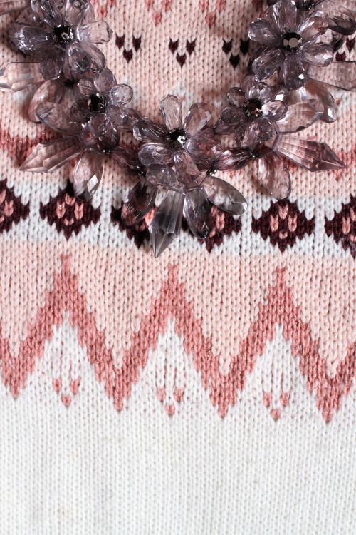 Biała sukienka zimowa z pastelowym, różowym, norweskim wzorem