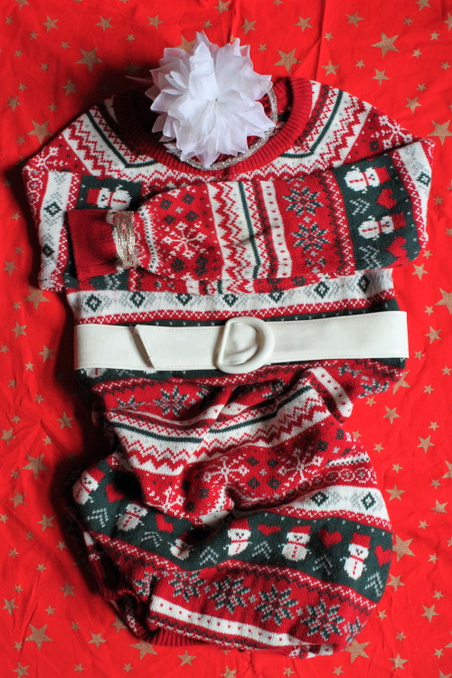 Czerwona sukienka zimowa ze świątecznymi wzorami 