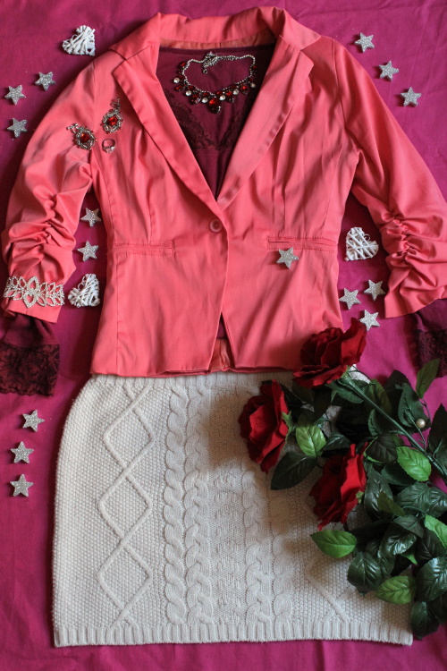 Różowa marynarka, bluzka z koronką, wełniana spódniczka