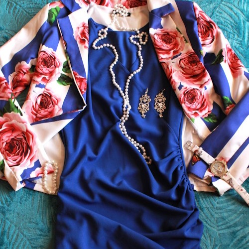 Marynarka w granatowe pasy i róże, sukienka, perły i zegarek z wieżą Eiffla